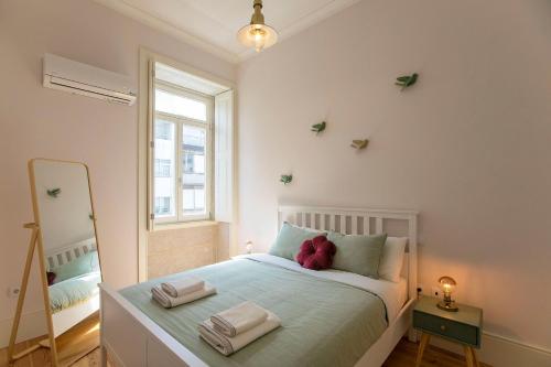 ein Schlafzimmer mit einem Bett mit einem Teddybär drauf in der Unterkunft LovelyStay - 2BR Flat with AC in Duque de Loulé in Porto