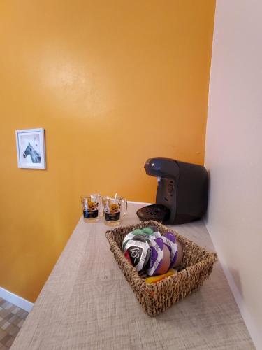 a room with a table with a sewing machine at Chez Jollyjune, à moins d'une heure du Mont Saint Michel in Champeaux