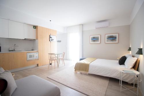 1 dormitorio con 1 cama grande y cocina en Art Home Apartments I en Aveiro