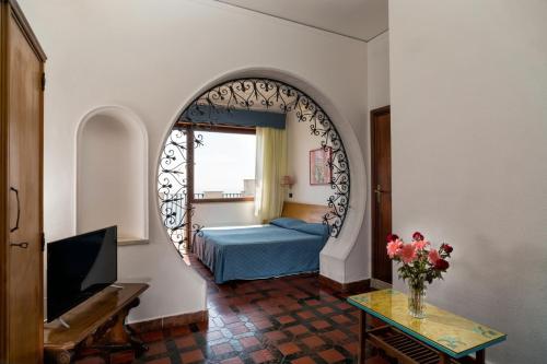 Säng eller sängar i ett rum på Hotel Vello d'Oro