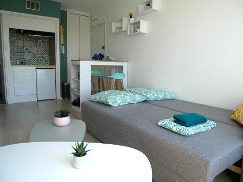 トゥールーズにあるBotanic Garden Studio cosy, Parking, Métroのベッド1台(枕2つ付)が備わる客室です。