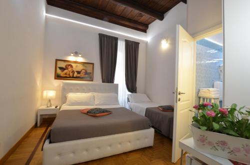 1 Schlafzimmer mit 2 Betten und einem Fenster in der Unterkunft Roman Nights in Rom