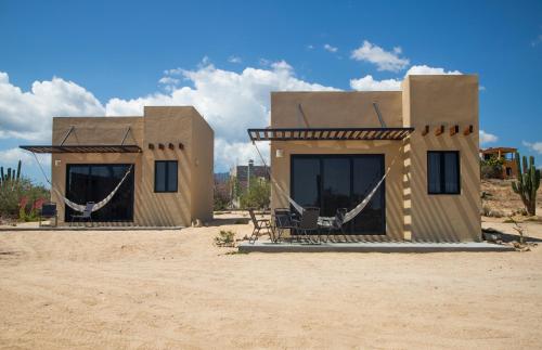 una pequeña casa en medio del desierto en Desert Wind, en La Ventana