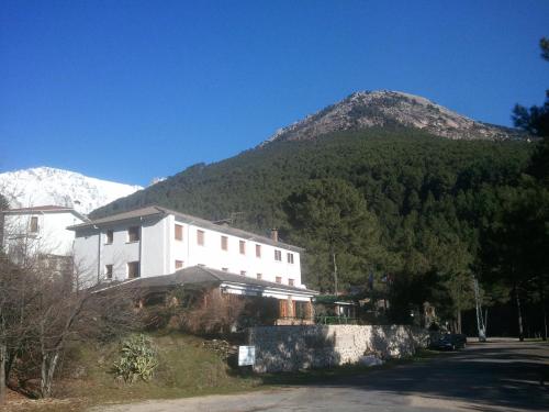 Imagen de la galería de Hostal-Restaurante Fogón de Gredos, en Guisando