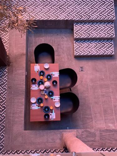 an overhead view of a traffic light with cosmetics at CASA ANABELA HOTEL BOUTIQUE in Quito