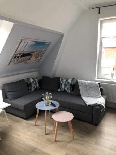 a living room with a couch and a table at Am alten Marktplatz in Norden