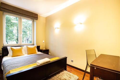 מיטה או מיטות בחדר ב-Plac Zbawiciela Elegant Apartment