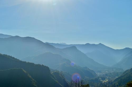 einen Blick auf ein Tal mit Bergen in der Ferne in der Unterkunft Hotel El Mirador del Cocora in Salento