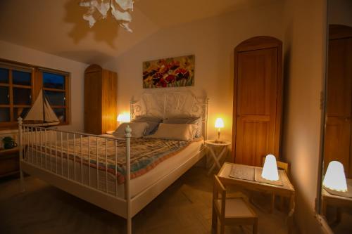 um quarto com uma cama e uma mesa com um candeeiro em Seosko turisticko domacinstvo Radivojevic em Čačak