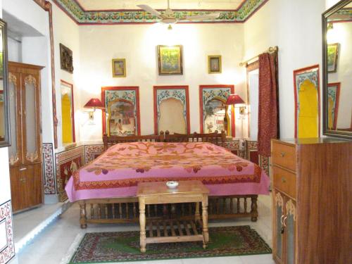Cama o camas de una habitación en Haveli Braj Bhushanjee Heritage Hotel