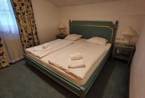 a bedroom with a bed with two towels on it at Select Apartment Top 13by Alpina in Piesendorf