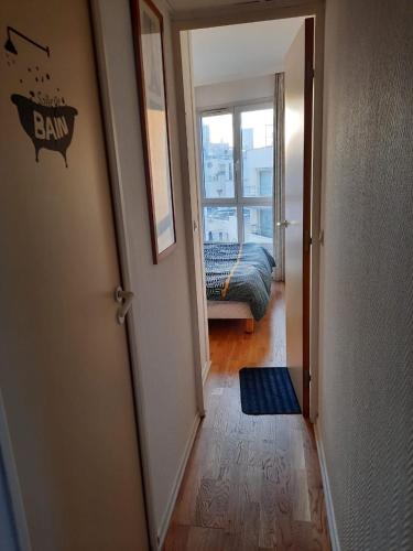 Una cama o camas en una habitación de Ryan Homes - in ApartHotel - La Défense