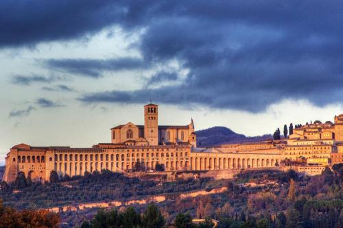 a large building sitting on top of a hill at Appartamento La Cupola in Santa Maria degli Angeli