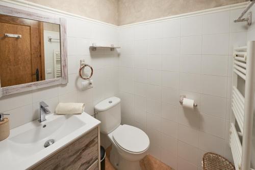 een witte badkamer met een toilet en een wastafel bij Desconnectar Bellver de Cerdanya I in Bellver de Cerdanya 