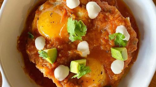 een kom soep met broccoli en zure room bij Las Brisas Merida in Mérida