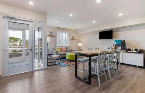 a kitchen and living room with a table and chairs at WoodSpring Suites Allentown in Allentown