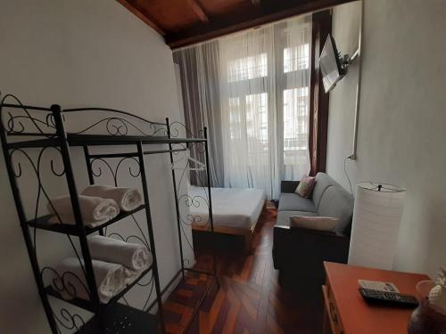 salon z łóżkiem i kanapą w obiekcie Urban Suites w mieście Aveiro