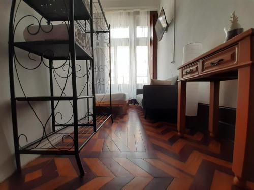 salon z drewnianą podłogą i półką w obiekcie Urban Suites w mieście Aveiro