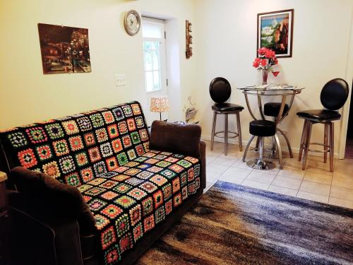 un soggiorno con divano e tavolo di Private Retreat Apartment in DC a Washington
