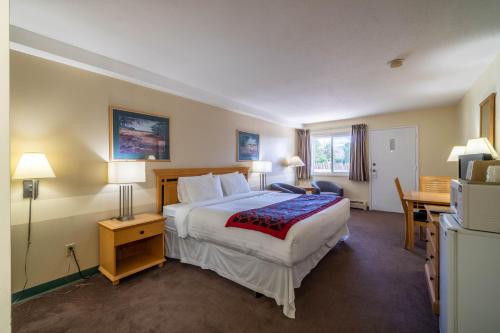 Rúm í herbergi á Canada's Best Value Desert Inn & Suites