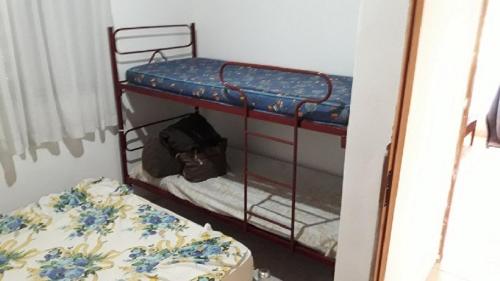 Katil dua tingkat atau katil-katil dua tingkat dalam bilik di Linda Chácara com Piscina Churrasqueira e Wi-FI