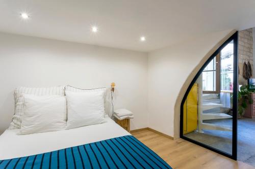 - une chambre avec un lit et un escalier dans l'établissement L'Esprit Montpel 