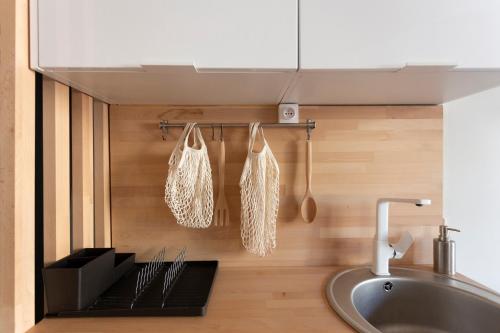 - une cuisine avec évier dans l'établissement L'Esprit Montpel 