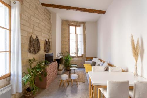 un salon avec un canapé et une table dans l'établissement L'Esprit Montpel 