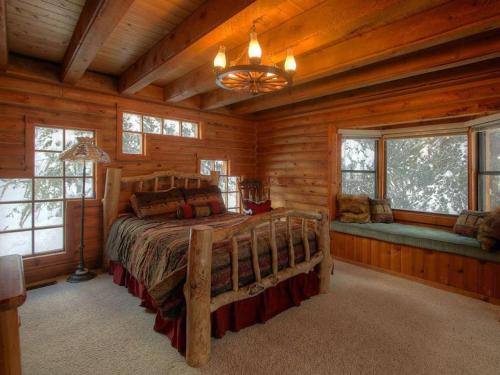 Una cama o camas en una habitación de Log Cabin On The Stream Sundance, Utah