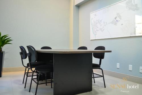 a conference room with a table and chairs at Sense Hotel Premium in Capinzal