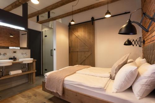 Postel nebo postele na pokoji v ubytování Gentry11 Rooms&More