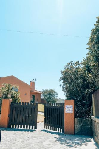 a pair of gates in front of a house at Casa da Bonança Ofir in Fão