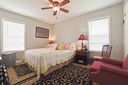 um quarto com uma cama e uma ventoinha de tecto em Coastal Escape with Yard - Walk 1 Mile to Texas AandM! em Corpus Christi