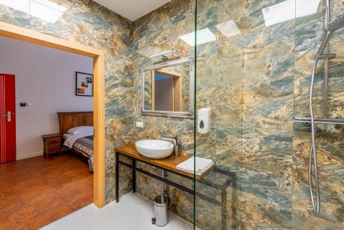 ein Badezimmer mit Glasdusche und Waschbecken in der Unterkunft Kamienica Zamenhofa - Apartamenty na wynajem in Białystok