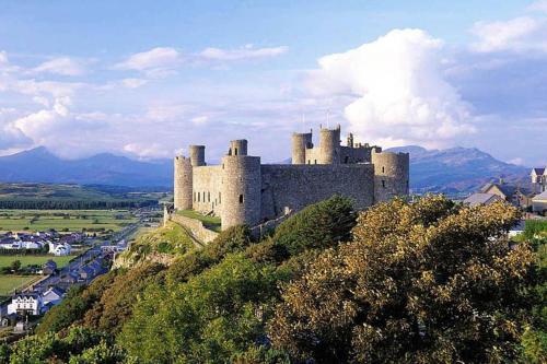 a castle sitting on top of a hill at The Little Boat House in Talsarnau