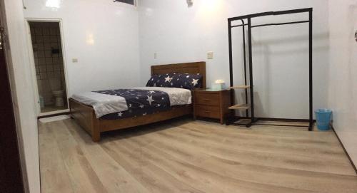 a bedroom with a bed and a mirror at 瑞恒行館Reui Heng Guesthouse in Budai