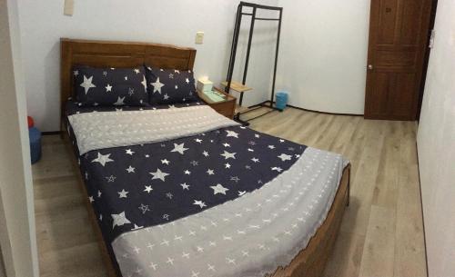 a bedroom with a bed covered in stars at 瑞恒行館Reui Heng Guesthouse in Budai