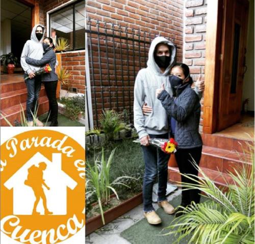 a couple of people standing outside of a house at Casa de Huéspedes Tu Parada en Cuenca in Cuenca