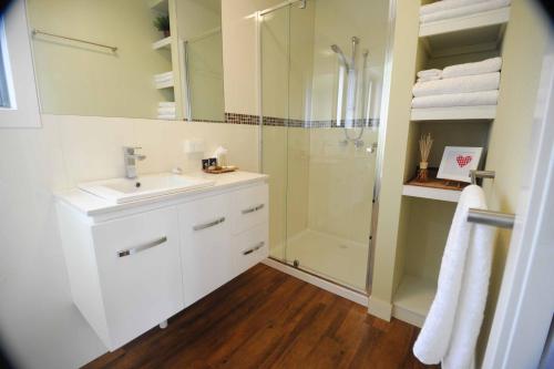 
a bathroom with a sink, toilet, and bathtub at Gisborne Peak Winery Cottages in Gisborne
