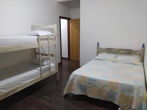 Katil atau katil-katil dalam bilik di Trilhas de Minas Hostel Camping