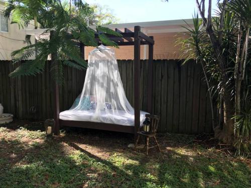 Un jardín fuera de Walk to Restaurants and Shops - 5S