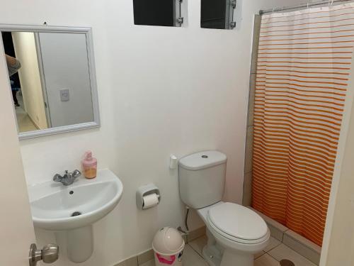 ein Badezimmer mit Toilette und Waschbecken in der Unterkunft La Casa del Jota in Asia