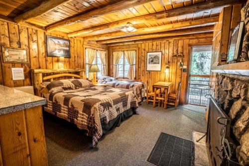 a bedroom with two beds in a log cabin at Colorado Bear Creek Cabins in Evergreen