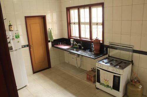 Dapur atau dapur kecil di Trilhas de Minas Hostel Camping