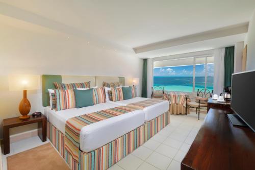 Llit o llits en una habitació de Oasis Palm - All Inclusive