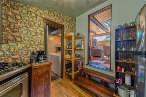 Η κουζίνα ή μικρή κουζίνα στο Stone Lagoon Cabin