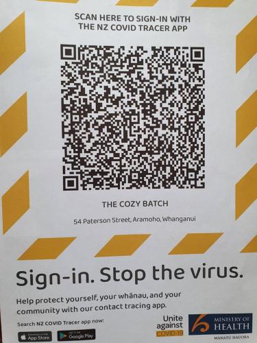The_Cozy_Batch With a rural viewに飾ってある許可証、賞状、看板またはその他の書類