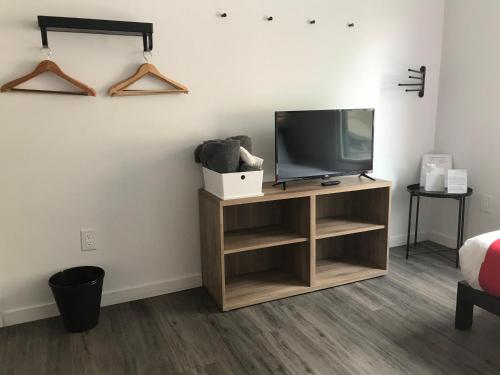 a living room with a television on a shelf at Modern GuestHouse Ironbound Newark with KITCHEN-FastTrainToNYC-OneStopToAirport in Newark
