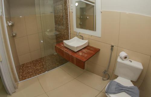 La salle de bains est pourvue d'un lavabo, de toilettes et d'une douche. dans l'établissement Pousada Jerimar, à Jericoacoara