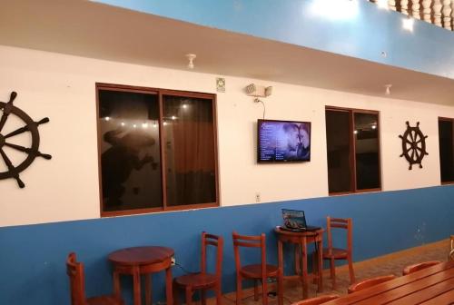 TV a/nebo společenská místnost v ubytování Hostal El Pinzón